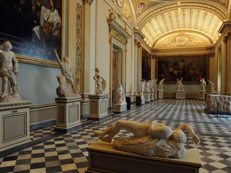 Musei gratis presi d’assalto, i negozi anche