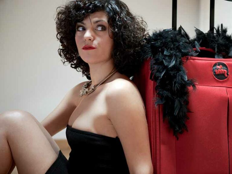 La ragazza che gira Firenze con la valigia rossa