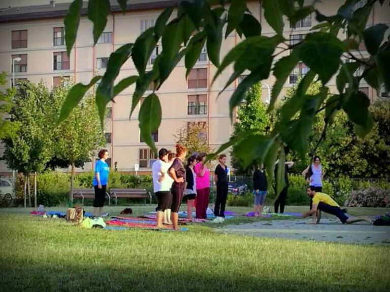 Yoga nel giardino della Bibliotecanova