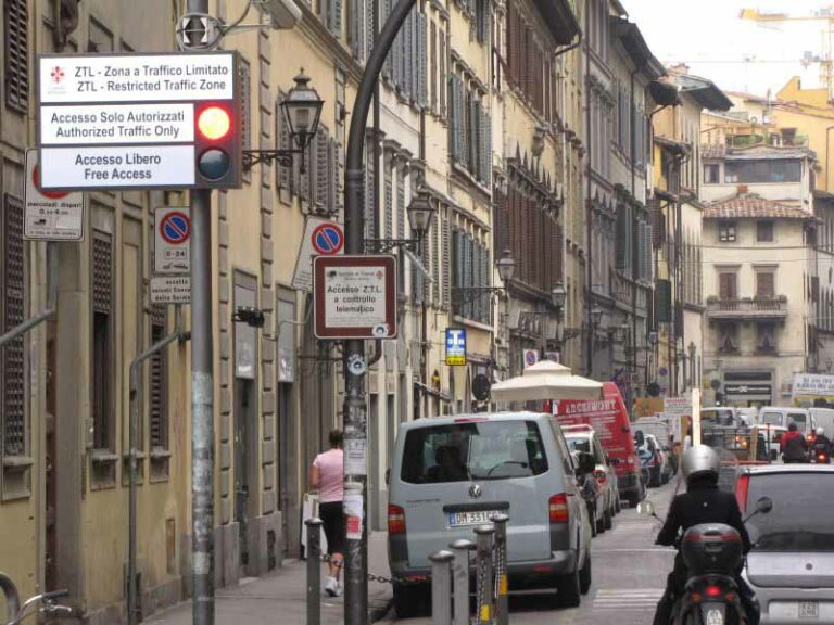 Stop ai diesel euro 2 e ai benzina euro 1 nella ztl di Firenze