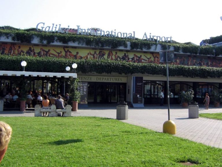 Fumo in cabina passeggeri: l’aereo torna indietro. Era la macchina del caffè
