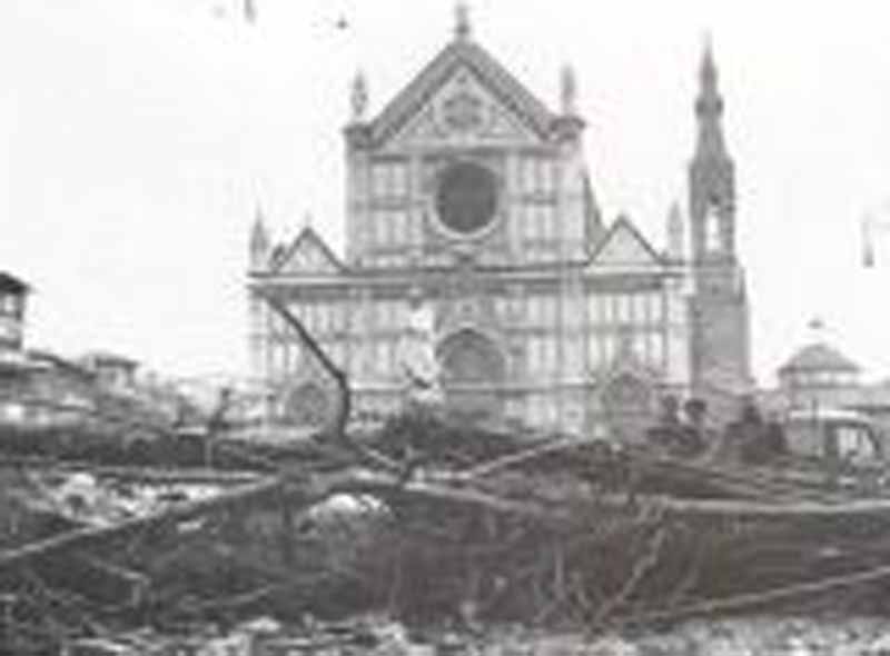Una corona di alloro in Arno per ricordare l’alluvione di Firenze