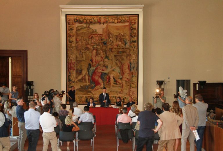 Gli arazzi tornano nel salone de’ Dugento. Grazie a Gucci