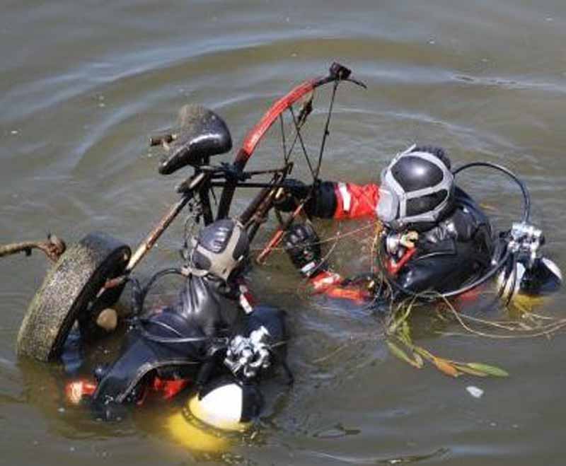 Biciclette, transenne e copertoni: via alla pulizia dell’Arno / FOTO