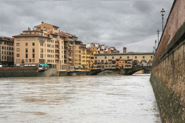 Uomo disperso in Arno a Firenze