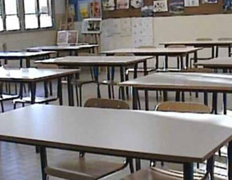 Bidello condannato a cinque anni e 4 mesi per abusi su studentesse