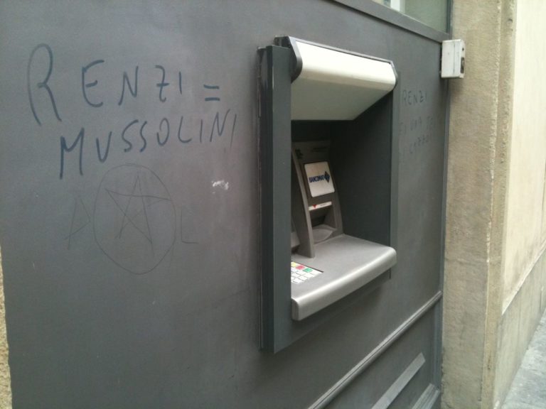 ”Renzi come Mussolini”, rispunta la stella a cinque punte