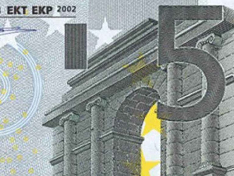Torce il braccio a una passante per rubarle 5 euro