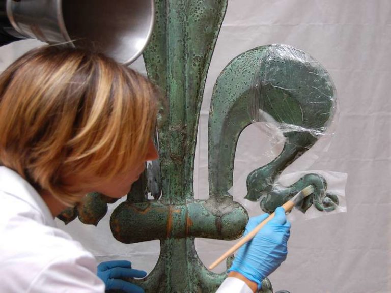 La Banderuola torna a Palazzo. Ma sulla torre rimane la copia