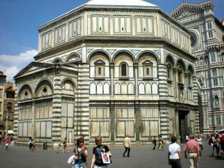 Tutti insieme per abbracciare il Battistero