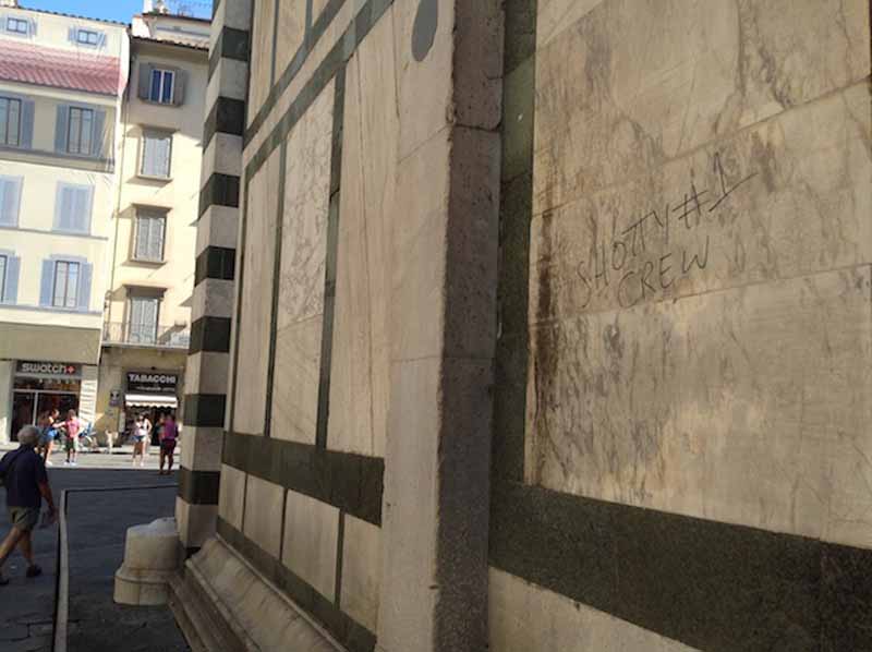 Battistero imbrattato, l’Opera: “Siamo alla ricerca del solvente adatto”/FOTO