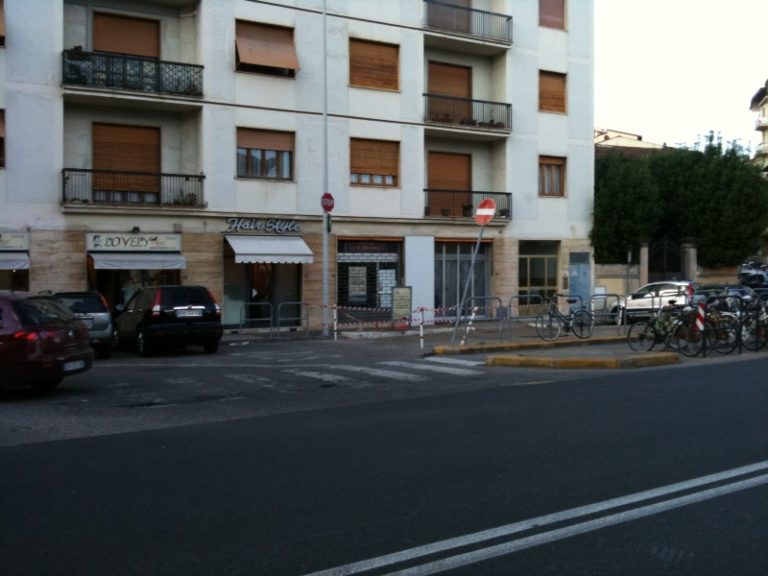 Piazza Nobili, sparisce il benzinaio / FOTO