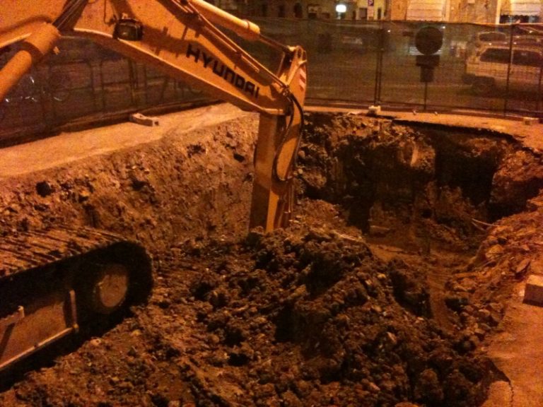 Piazza Nobili, stop ai miasmi di benzina. Arriva la bonifica
