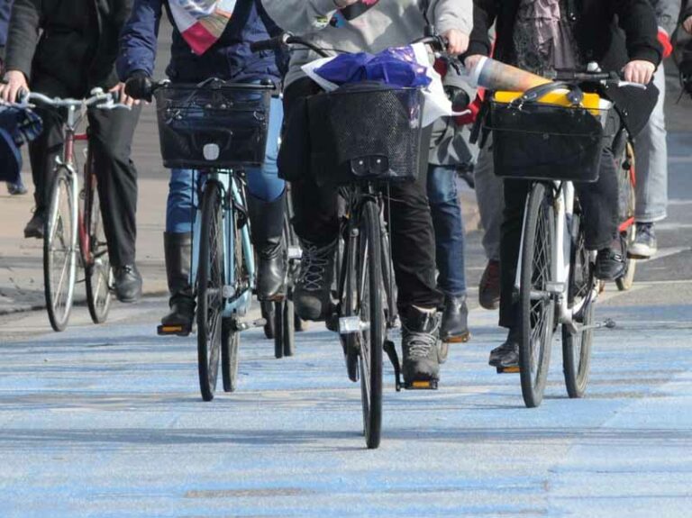 Bici in preferenziale, no dagli autisti Ataf: ”Troppi rischi”