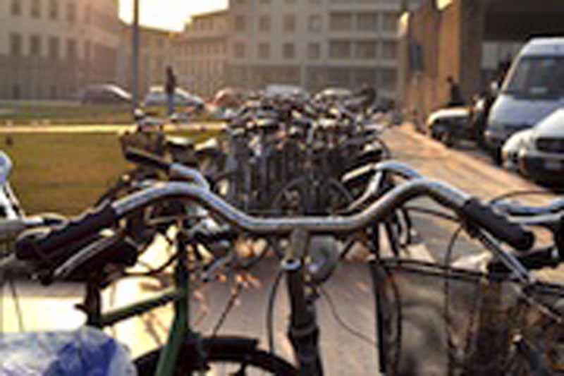Tentano di rubare una bici in centro: arrestato un uomo
