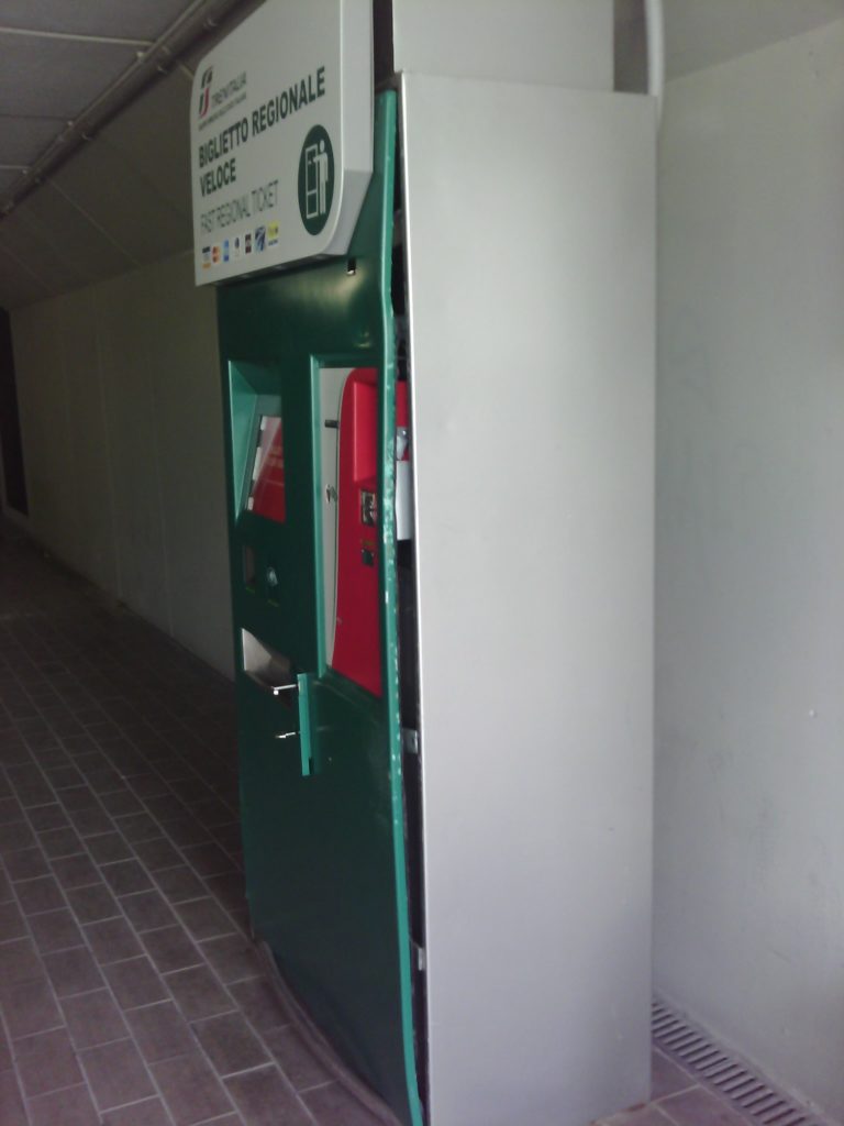 Vandali in azione alla stazione delle Piagge / FOTO
