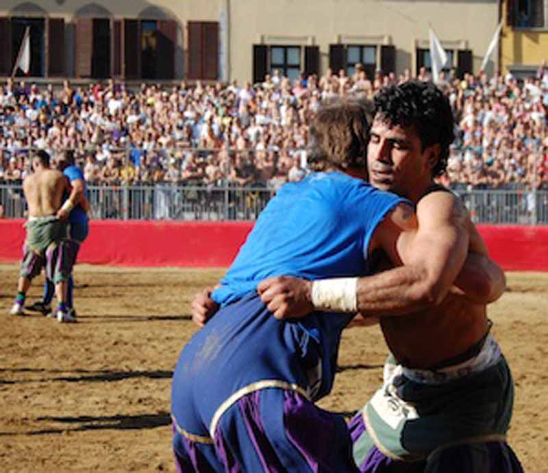 Calcio storico, spettacolo in Santa Croce: la finale sarà Azzurri-Bianchi / FOTO