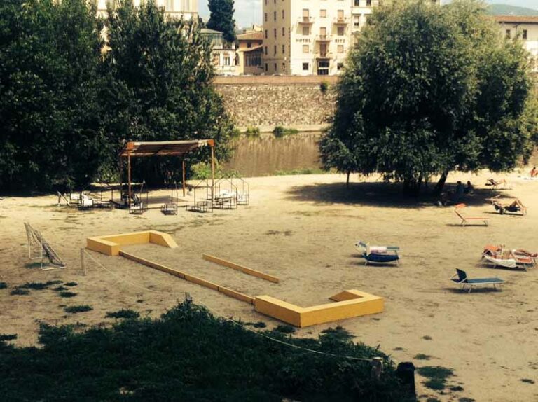 Il campo da bocce è in riva all’Arno