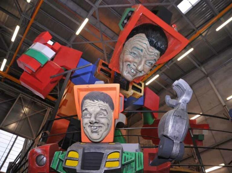 Renzi-robot e papa Francesco-chef: via al Carnevale di Viareggio