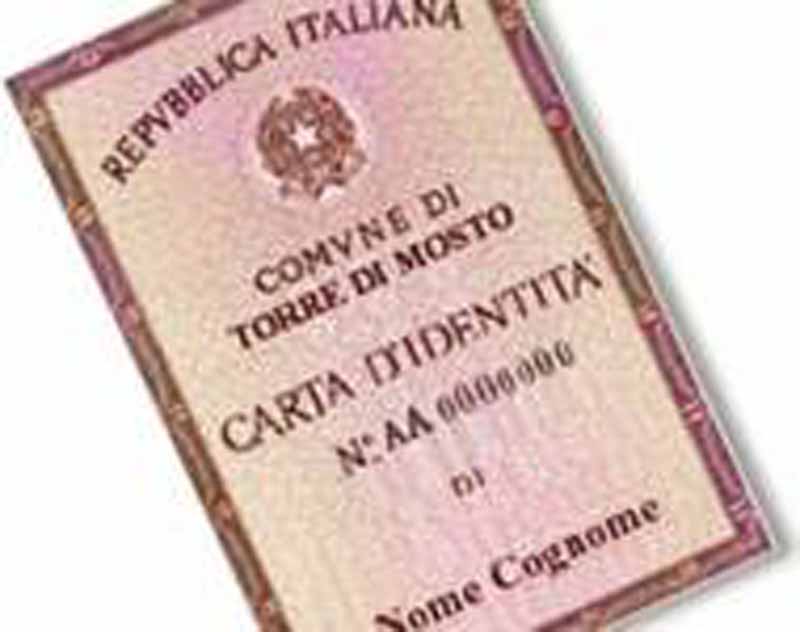 Cerca di aprire conto in banca a nome di un defunto, denunciato