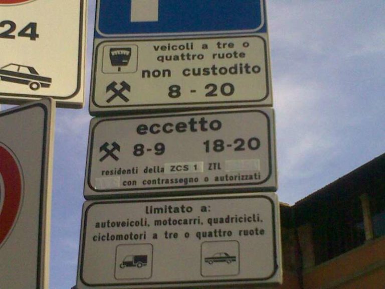 Toppe sui cartelli e scarsa comunicazione, è caos sul piano sosta