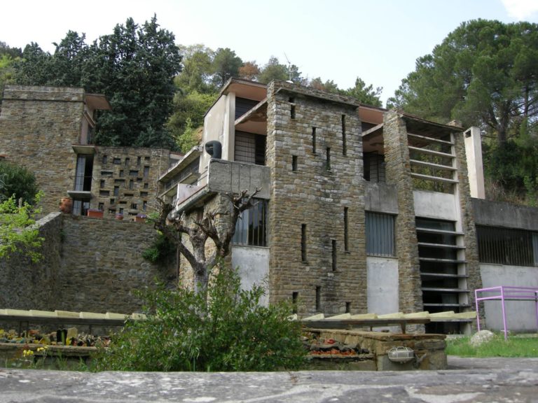 Un viaggio alla scoperta delle case dei ”marziani”. A Monterinaldi