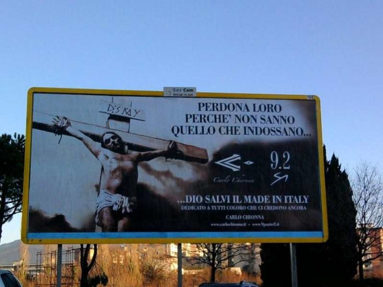 ”Togliete quel cartellone”, il crocifisso pubblicitario fa ancora discutere