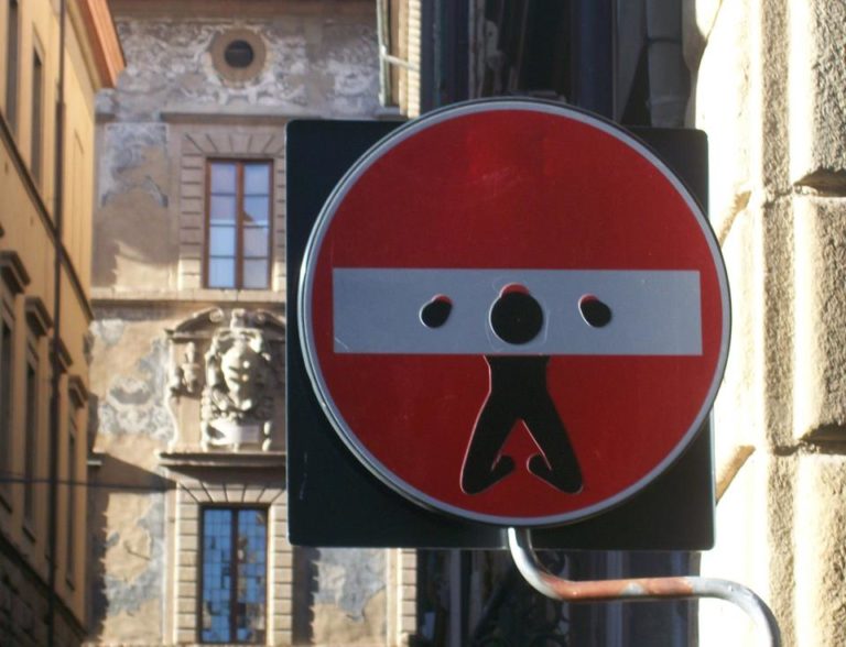 Clet di nuovo all’opera: e il divieto d’accesso diventa una gogna/LA FOTO
