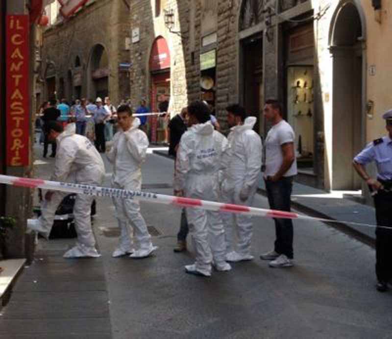 Omicidio in via della Condotta: un morto e un ferito in un palazzo / FOTO