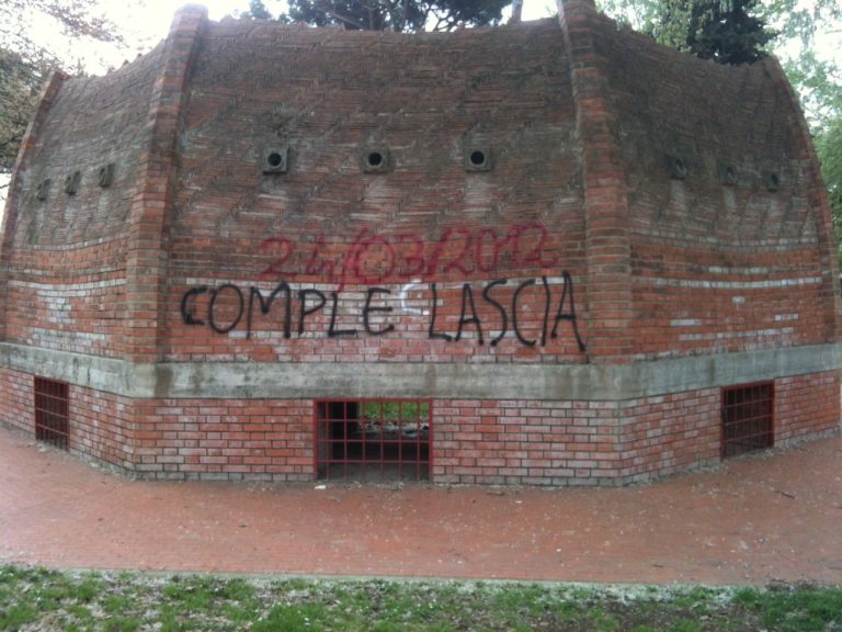 Dopo il ponte, imbrattata anche la Cupola (ma non l’originale) / FOTO