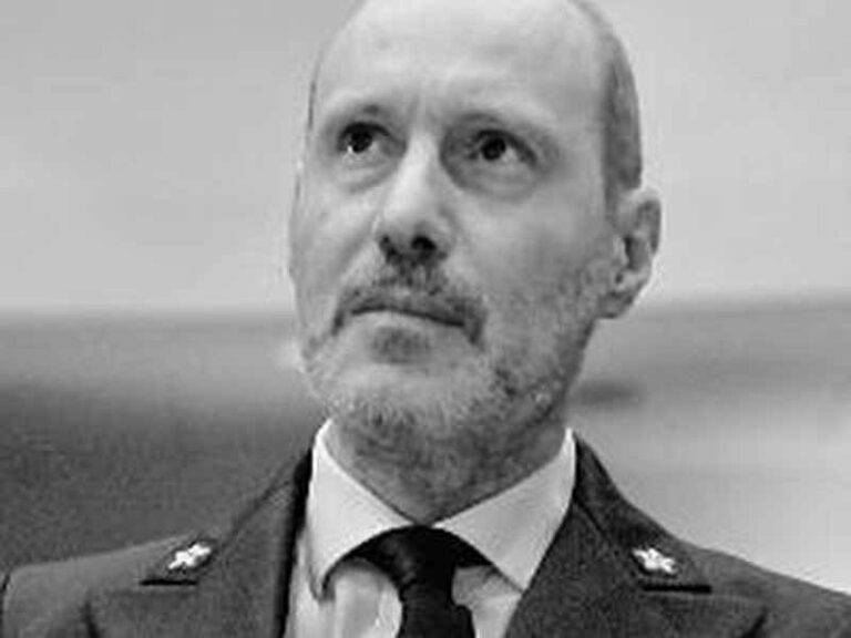 Trasferimento De Falco: insorge il web