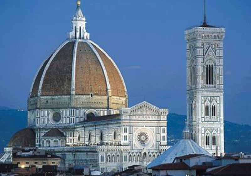 Vandalismi, bivacchi e pic-nic: ora al Duomo arrivano i ”guardiani”