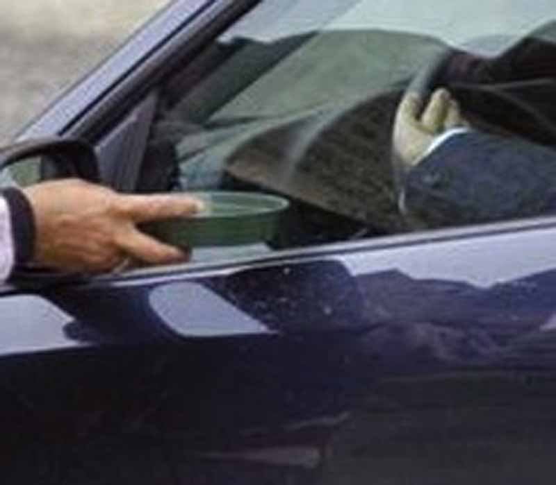 Chiedeva l’elemosina sui viali, era ridotta in schiavitù. Renzi: ”L’abbiamo salvata”