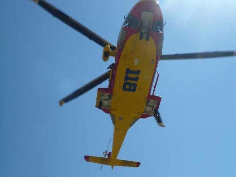 Donna di 31 anni partorisce in elicottero