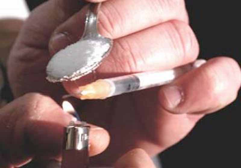 Vendeva eroina fuori dalla farmacia: arrestato