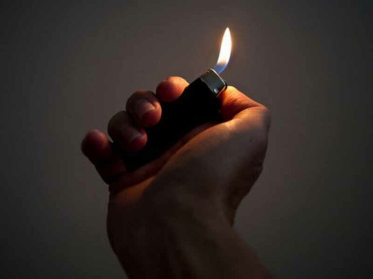 “Ha dato fuoco a un dipendente dell’officina”, fermato un cliente