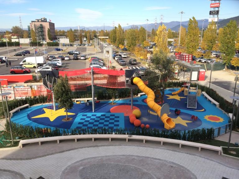 ”I Giardini dei Gigli”, al centro commerciale arriva un parco giochi