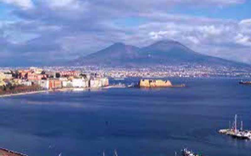 Alle Eolie e Capri in treno (o quasi)