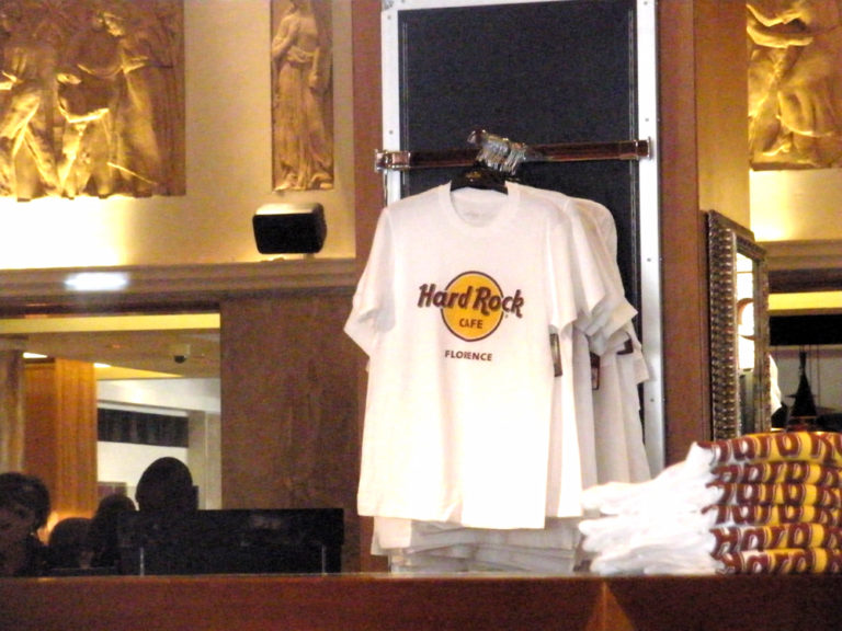 Hard Rock Cafe: tutto pronto per lo Shop / FOTO