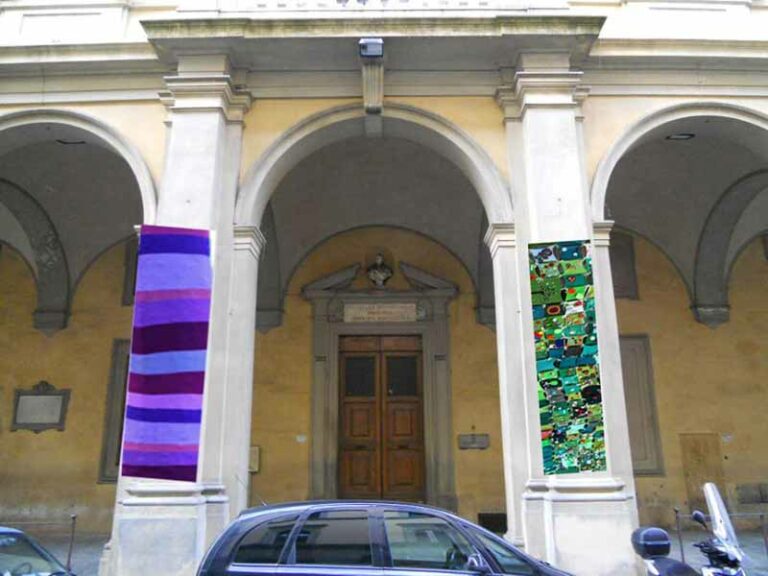 La questura con il vestito fatto a maglia