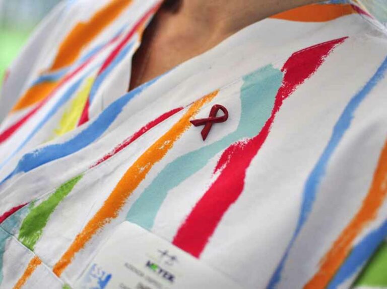 Fiocchi rossi al Meyer, app e hashtag: così Firenze combatte l’Aids