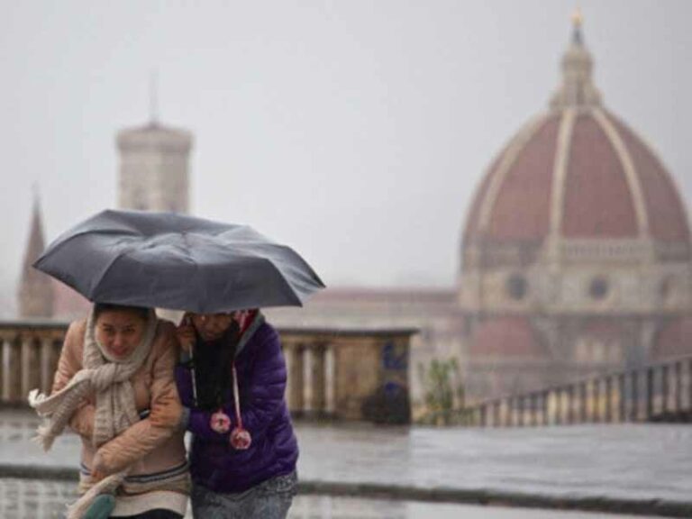 Maltempo, Firenze ancora sotto l’acqua. Bufera e bomba d’acqua. Guarda il video