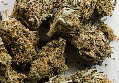 Prova a vendere marijuana a due ragazze minorenni in strada: arrestato