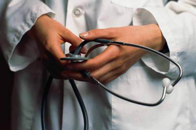 Il medico lo salva dall’overdose: lui gli frattura il naso con una testata