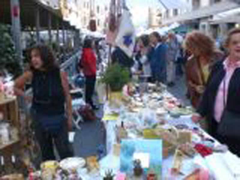 Il mercato si vive di notte, a suon di musica