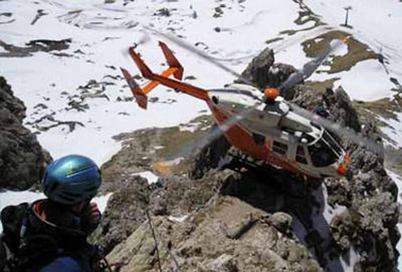 Escursionista cade per 700 metri in un canale: morto