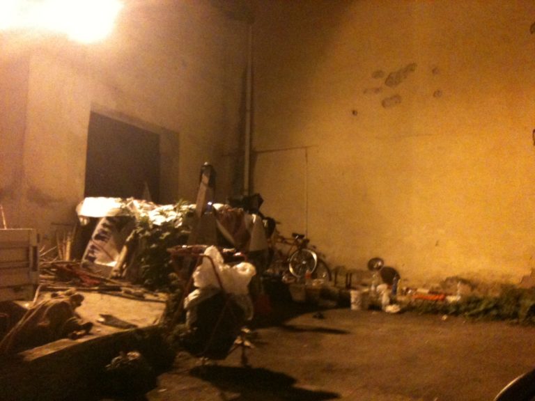 Baraccopoli-Murate, il parcheggio è un accampamento