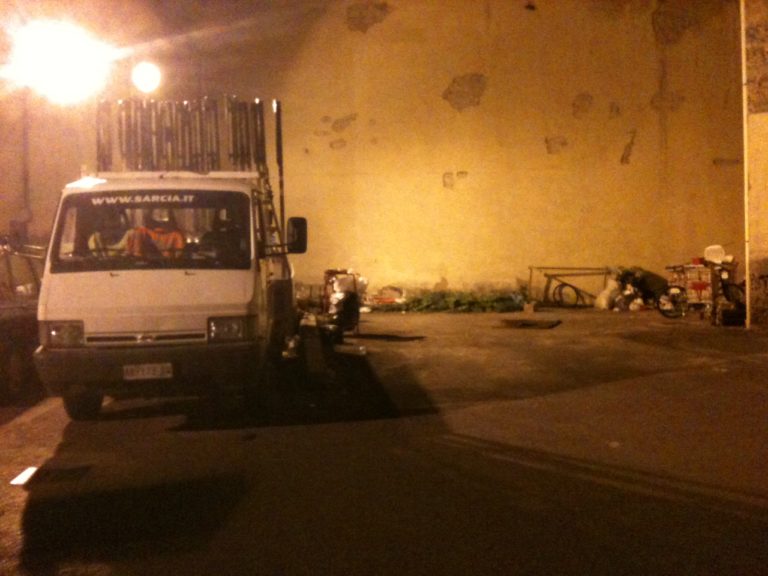 Letto, armadio e forno a legna. Nel parcheggio delle Murate