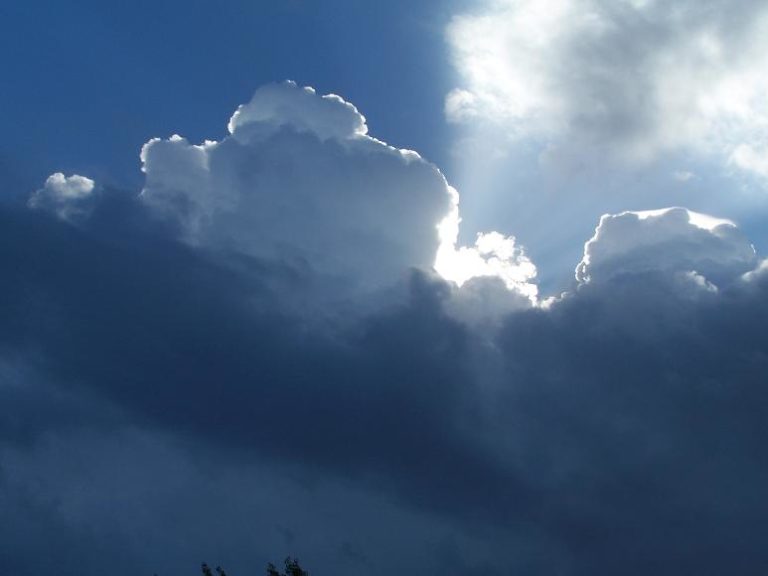 Meteo, weekend con le nuvole (e qualche goccia)