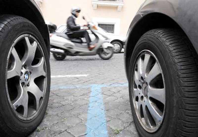 Lotta ai parcheggiatori abusivi: guardie giurate nelle aree di sosta